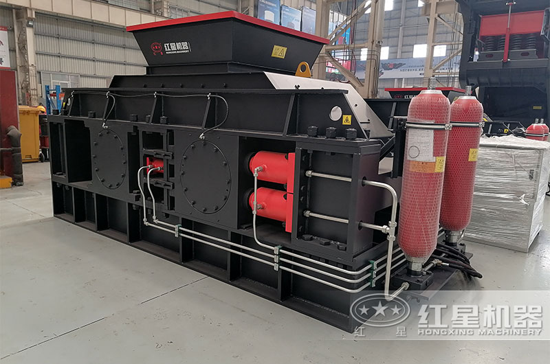 對(duì)輥制砂機(jī)實(shí)拍 對(duì)輥制砂機(jī)實(shí)拍