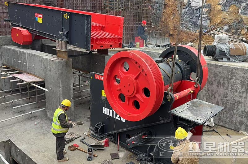 破碎生產(chǎn)線(xiàn)安裝現(xiàn)場(chǎng) 破碎生產(chǎn)線(xiàn)安裝現(xiàn)場(chǎng)